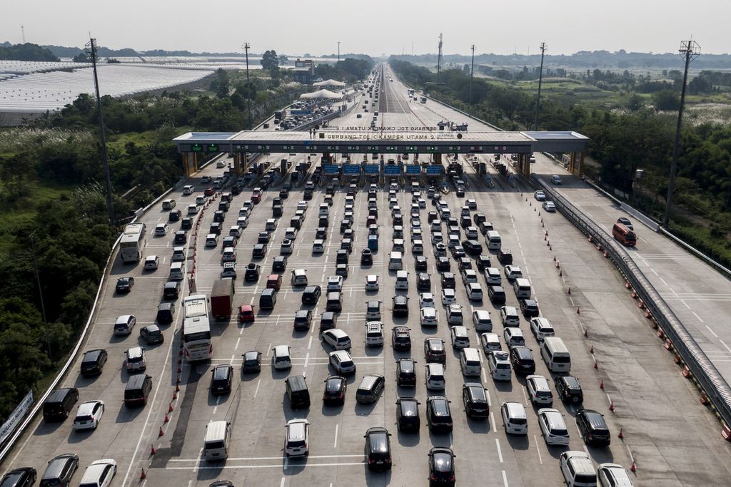 Antrean kendaraan saat akan membayar di Gerbang Tol Cikampek Utama 2, Karawang, Jawa Barat, Minggu (30/4/2023). 