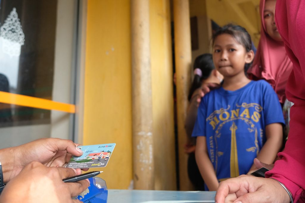 Petugas memasukkan pin Kartu Jakarta Pintar (KJP) milik warga yang digunakan sebagai alat pembayaran untuk pembelian bahan pangan di program pangan bersubsidi DKI Jakarta di Pasar Kebayoran Lama, Jakarta Selatan, Senin (5/12/2022). 