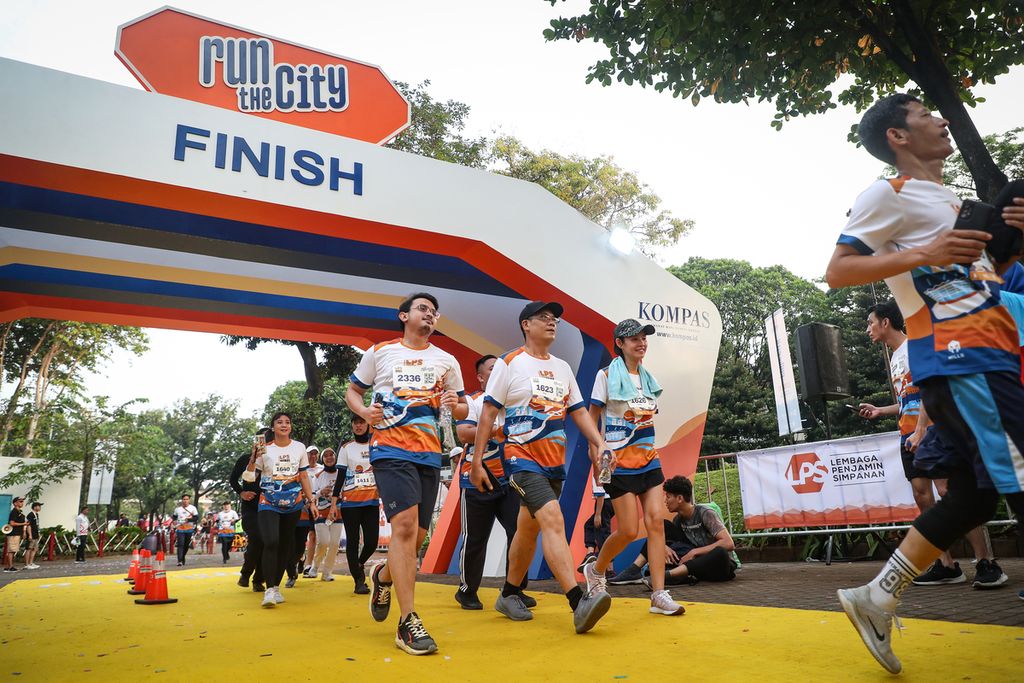 Peserta masuk garis finis ajang Run The City di Hutan Kota Gelora Bung Karno, Jakarta, Sabtu (1/7/2023). Run The City menjadi ajang pemanasan bagi para pelari untuk menyambut LPS Monas Half Marathon, Minggu (2/7/2023). 