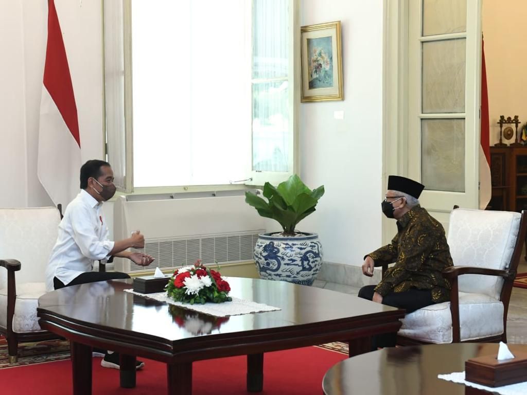 Presiden Joko Widodo bersilaturahmi secara langsung dengan Wakil Presiden Ma'ruf Amin di Ruang Jepara, Istana Merdeka, Jakarta (9/5/2022).