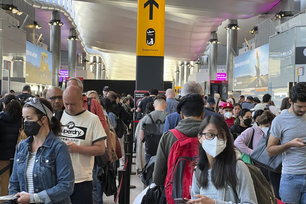 Calon penumpang mengalami antrean panjang di Bandara Heathrow di London, Inggris, Rabu (22/6/2022). Pihak bandara pada Senin (11/7/2022) menyatakan permohonan maaf kepada para penumpang atas berbagai disrupsi akibat kurangnya tenaga kerja di bandara. (AP Photo/Frank Augstein, File)