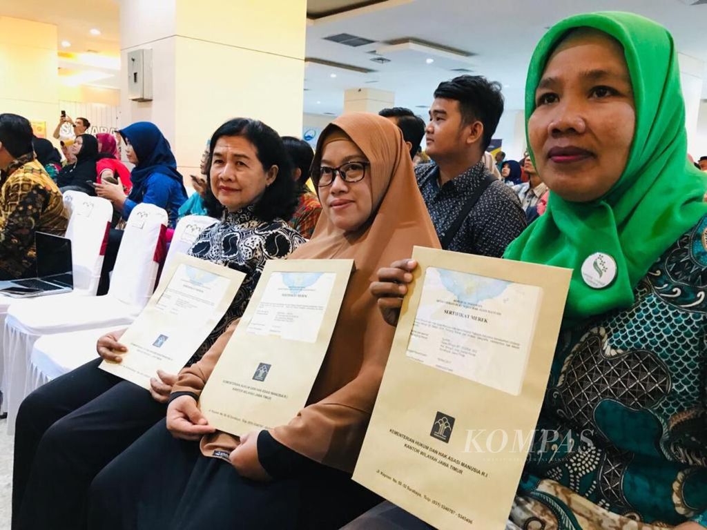 Para pelaku UMKM di Surabaya menunjukkan sertifikat hak kekayaan intelektual di Mal Pelayanan Publik Surabaya, Kamis (17/1/2019).