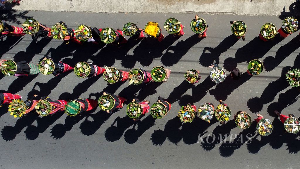 Arak-arakan parade Nyiru Jaja Bejangkongan di Desa Pringgasela Selatan, Kecamatan Pringgasela, Lombok Timur, Nusa Tenggara Barat, Rabu (20/12/2023). 