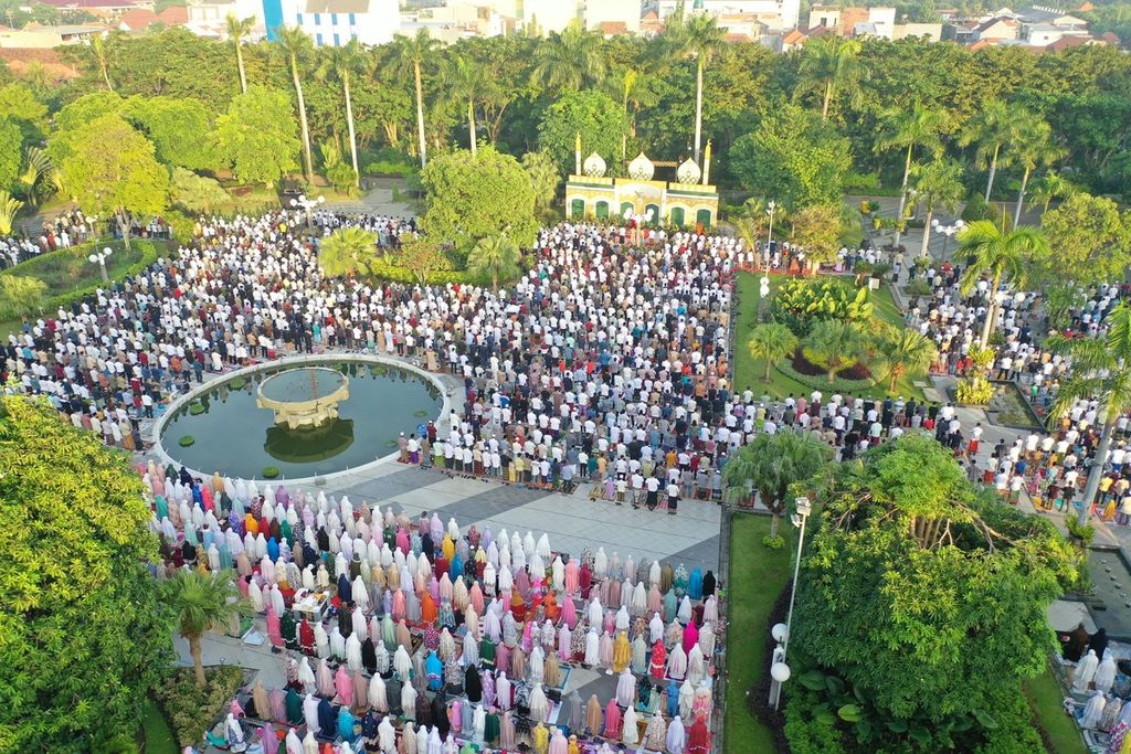 Sejak Senin (2/5/2022), ribuan warga Kota Surabaya berdatangan ke Taman Surya, Balai Kota Surabaya, untuk mengikuti shalat Id, yang selama pandemi-Covid-19 tidak digelar di tempat itu.