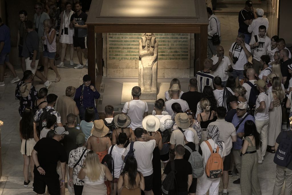 Ratusan wisatawan mengelilingi patung Djoser, di Museum Mesir di Kairo, Mesir, Rabu (27/9/2023). Negara ini menargetkan 30 juta pengunjung pada 2028, seiring dengan pulihnya sektor pariwisata. 