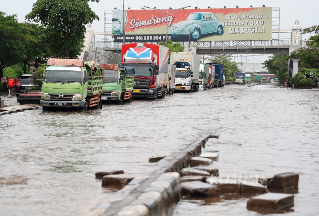 Truk- truk kembali dapat melintasi Jalan Kaligawe, Kota Semarang, Jawa Tengah, Senin (18/3/2024). Sebelumnya akses jalan itu terputus karena tingginya genangan banjir. 