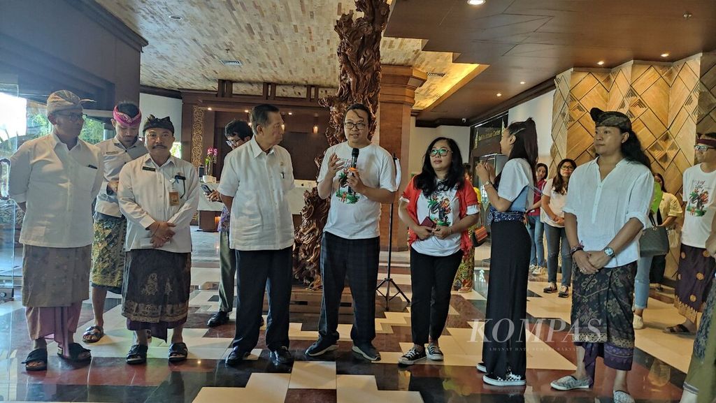 Pembukaan pameran kartun di Gedung DNA Art and Creative Hub Kota Denpasar, Bali, Kamis (19/10/2023), dihadiri anggota Dewan Perwakilan Daerah dari Bali, yang juga Gubernur Bali dua periode (2008-2018), I Made Mangku Pastika (ketiga dari kiri).