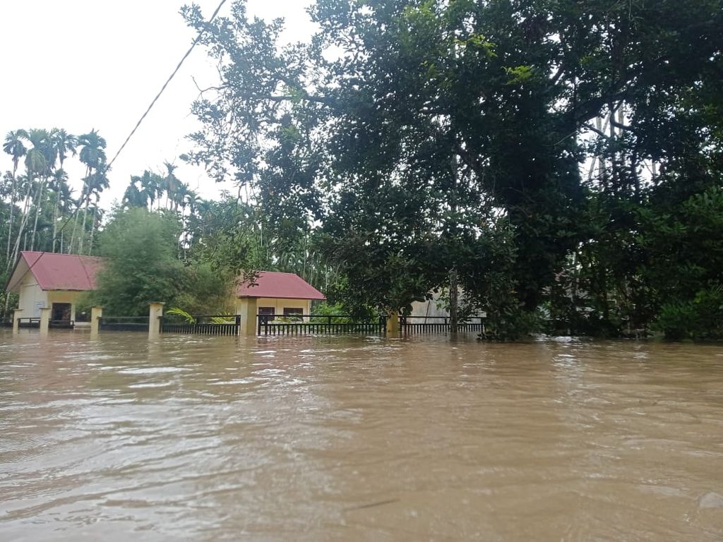 Permukiman warga di Kabupaten Aceh Tamiang, Provinsi Aceh, Minggu (22/1/2023), tergenang banjir. Sebanyak 20.000 lebih warga dari tujuh kabupaten harus mengungsi karena rumah mereka tergenang banjir. 