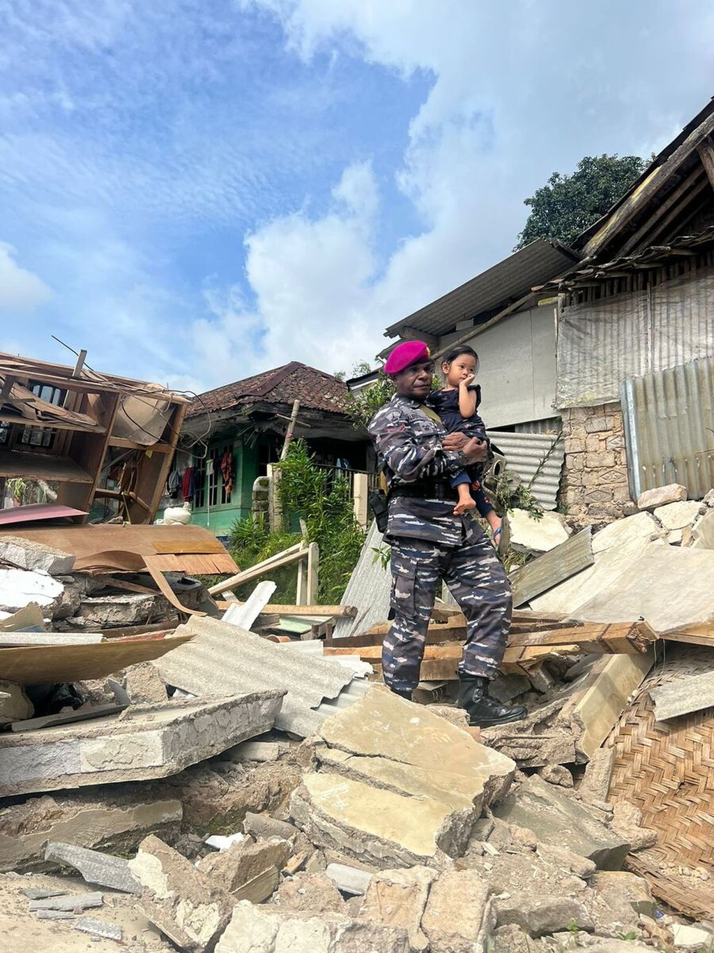 Hingga Rabu (23/11/2022), TNI AL mengerahkan lebih dari 500 prajurit dan akan terus bertambah guna merespons peristiwa bencana alam yang terjadi.