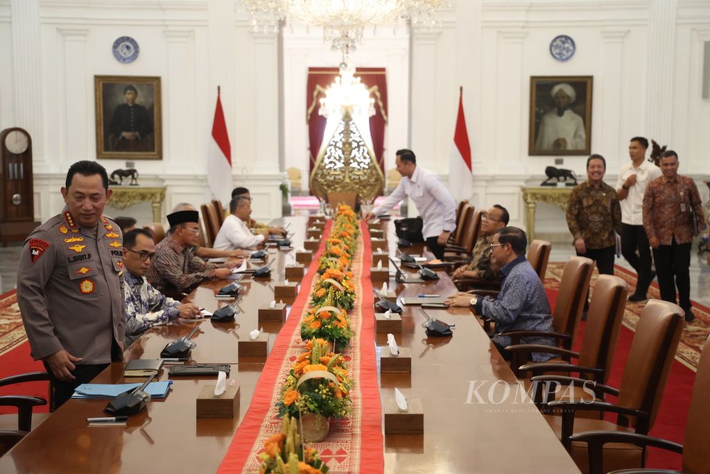 The atmosphere before President Joko Widodo arrived to lead a limited meeting on handling the refugee eruption from Mount Ruang, at the Merdeka Palace, Jakarta, Friday (3/5/2024). The meeting was attended by, among others, Minister of State Secretary Pratikno, Cabinet Secretary Pramono Anung, Coordinating Minister for Human Development and Culture Muhadjir Effendy, Minister of Agrarian and Spatial Planning/Head of the National Land Agency Agus Harimurti Yudhoyono, Minister of Maritime Affairs and Fisheries (KKP) Sakti Wahyu Trenggono, Minister of Transportation Budi Karya Sumadi, Minister of Health Budi Gunadi Sadikin, Minister of Public Works and Housing, Deputy Finance Minister Suahasil Nazara, the Chief of the Indonesian National Police Listyo Sigit Prabowo and Chief of Air Staff (KSAU) Marshal Tonny Harjono.