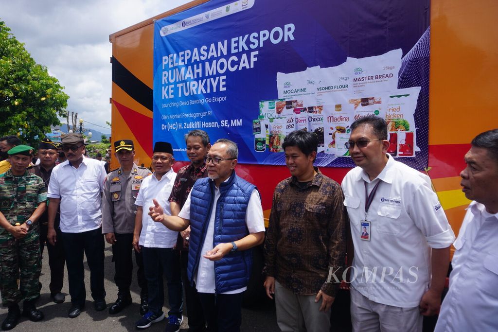 Rumah Mocaf Indonesia mengekspor 45 ton tepung mocaf berbahan singkong ke Turki pada Jumat (4/11/2022) dari Banjarnegara, Jawa Tengah. Menteri Perdagangan Zulkifli Hasan melepas ekspor ini.
