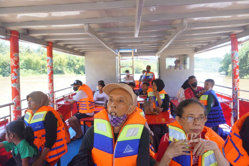 Penumpang menikmati aktivitas wisata susur Sungai Serayu di Kecamatan Rawalo, Kabupaten Banyumas, Jawa Tengah, Minggu (19/2/2023). Aktivitas wisata yang dikembangkan Pemerintah Kabupaten Banyumas itu masih dalam tahap uji coba.