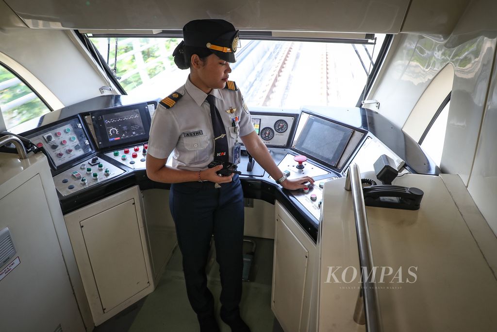 Petugas mengawasi uji coba operasional LRT Jabodebek menuju Stasiun LRT Dukuh Atas, Jakarta, Rabu (12/7/2023). 