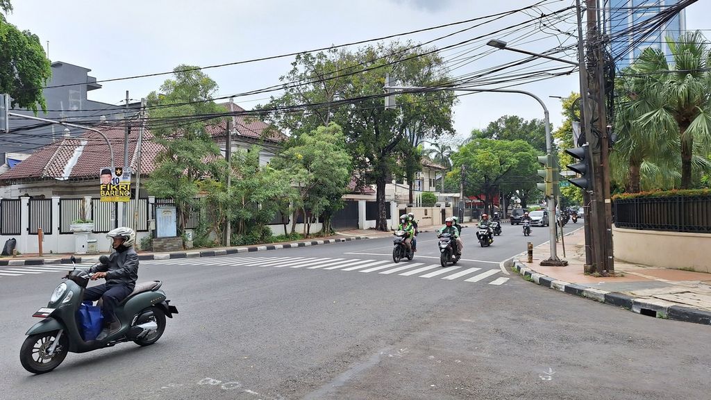 Kabel di ruas jalan Jakarta, Kamis (4/1/2024). Kabel semrawut itu dapat membahayakan keamanan dan keselamatan pengguna jalan.