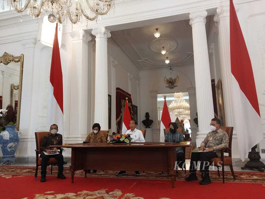 Presiden Joko Widodo dan para menteri memberikan keterangan pers perihal kenaikan harga BBM bersubsidi dan pengalihan subsidi itu, di Istana Merdeka, Jakarta, Sabtu (3/9/2022).