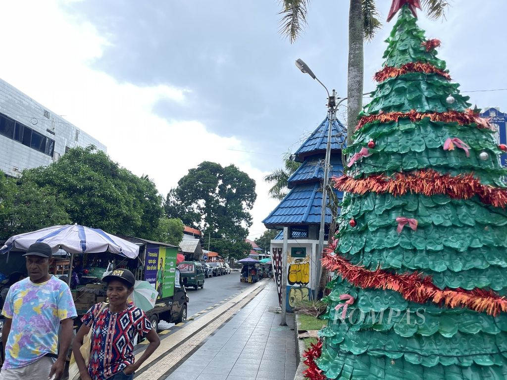 Pohon Natal dari daur ulang sampah hasil kreasi warga yang terpajang sejumlah sudut Kota Jayapura, Papua, Selasa (19/12/2023).
