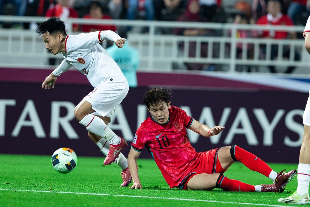 Indonesian player, Witan Sulaeman (left), passes Korean player, Kang Seong-jin, during the quarterfinal match of the 2024 U-23 Asia Cup at Abdullah bin Khalifa Stadium in Doha, Qatar, early Friday (26/4/2024) morning Western Indonesia Time. Indonesia defeated South Korea through a penalty shootout. This victory led Indonesia to advance to the semifinals.