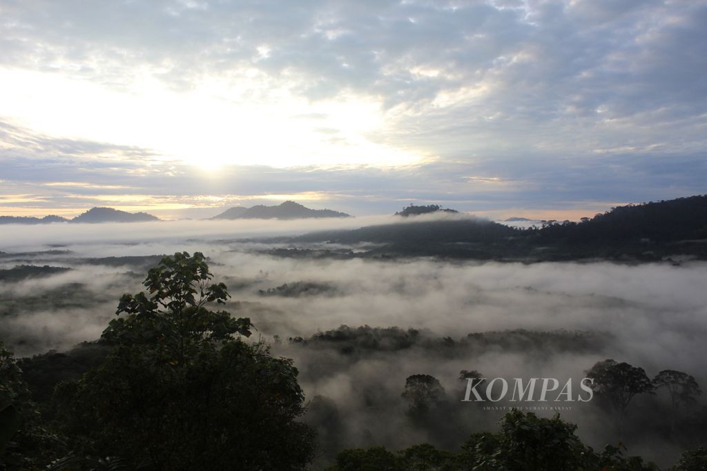Lanskap pemandangan Bukit Lubang Kilat dari ketinggian 215 meter di atas permukaan  laut di Desa Riam Tinggi, Kabupaten Lamandau, Kalteng, Jumat (9/12/2022). 