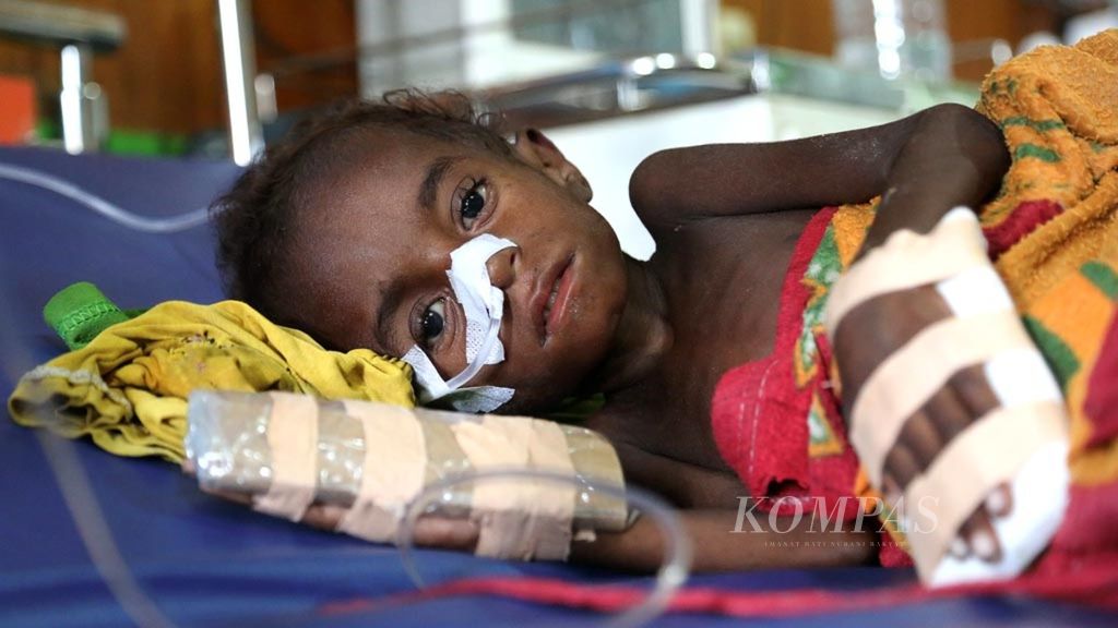 Seorang anak dirawat di RSUD Agats, Papua, karena menderita campak, Jumat (12/1/2018).