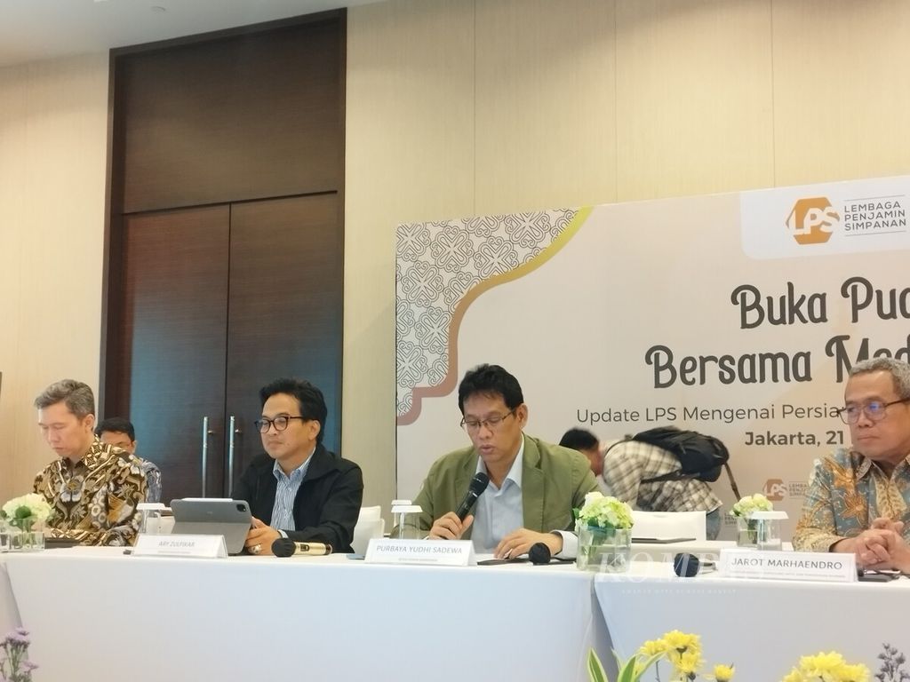 Ketua Dewan Komisioner LPS Purbaya Yudhi Sadewa (kedua dari kanan) memaparkan program penjaminan polis yang akan diselenggarakan LPS, dalam Buka Puasa Bersama Media 2024, di Jakarta, Kamis (21/3/2024).