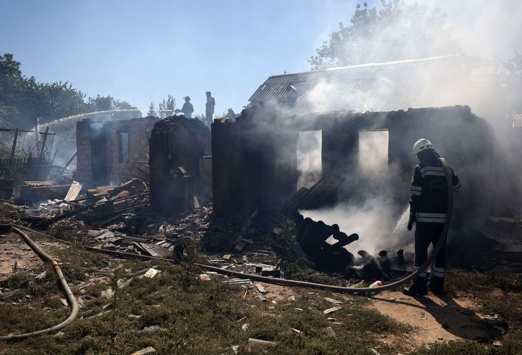 Anggota pemadam kebakaran Ukraina berusaha memadamkan api di sebuah rumah yang hancur menyusul gempuran Rusia di kota Bakhmut, wilayah Donetsk, Rabu (24/8/2022). 