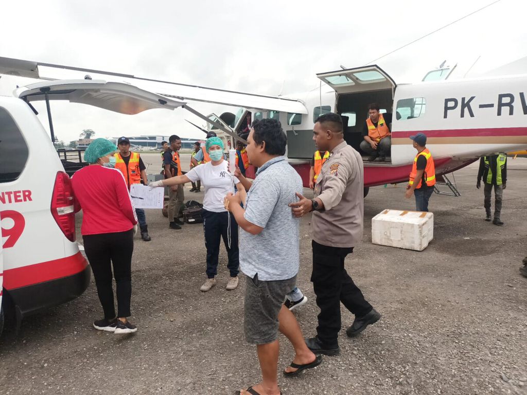 Polisi mengevakuasi Antonius Padang, salah seorang warga Kabupaten Puncak yang menjadi korban penembakan kelompok kriminal bersenjata, dievakuasi ke Kabupaten Mimika, Papua Tengah, Sabtu (2/9/2023). Antonius mengalami luka tembak di kakinya.