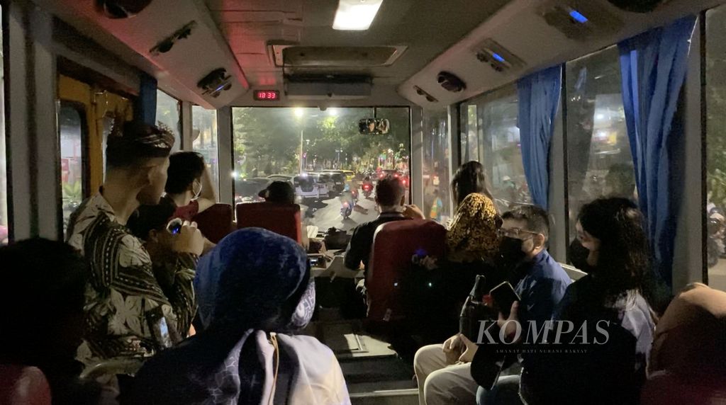 Suasana di dalam Bus Surabaya Sightseeing and City Tour (SSCT), Sabtu (22/7/2023). Program wisata ini membuat pengunjung bisa berkeliling Kota Surabaya dengan hanya membayar Rp 10.000.