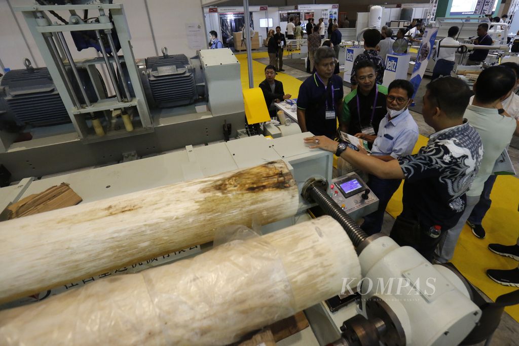 Suasana pameran permesinan kayu dan komponen manufaktur furnitur Ifmac & Woodmac di Jakarta International Expo, Kemayoran, Jakarta, Jumat (22/9/2023). Gelaran yang akan berlangsung hingga Sabtu (23/9/2023) ini diikuti oleh lebih dari 225 peserta pameran dari dalam dan luar negeri. 