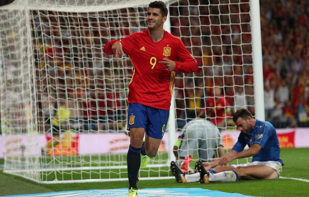  Penyerang Spanyol, Alvaro Morata, merayakan golnya pada laga kualifikasi Grup G zona Eropa Piala Dunia 2018, di Stadion Santiago Bernabeu, Madrid, Sabtu (3/9) dini hari WIB. Spanyol tampil cemerlang dan menang telak 3-0.