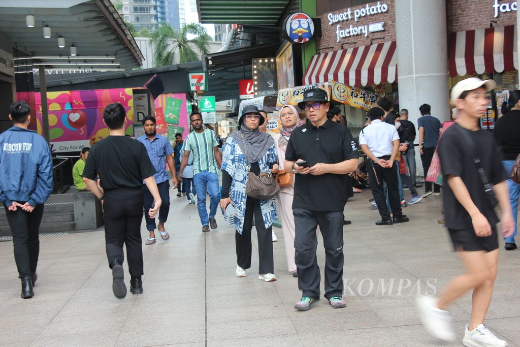 Suasana di kawasan Bukit Bintang, Kota Kuala Lumpur, Malaysia, Jumat (14/7/2023). Kawasan ini ramai oleh turis mancanegara karena menjadi pusat belanja dengan harga murah.