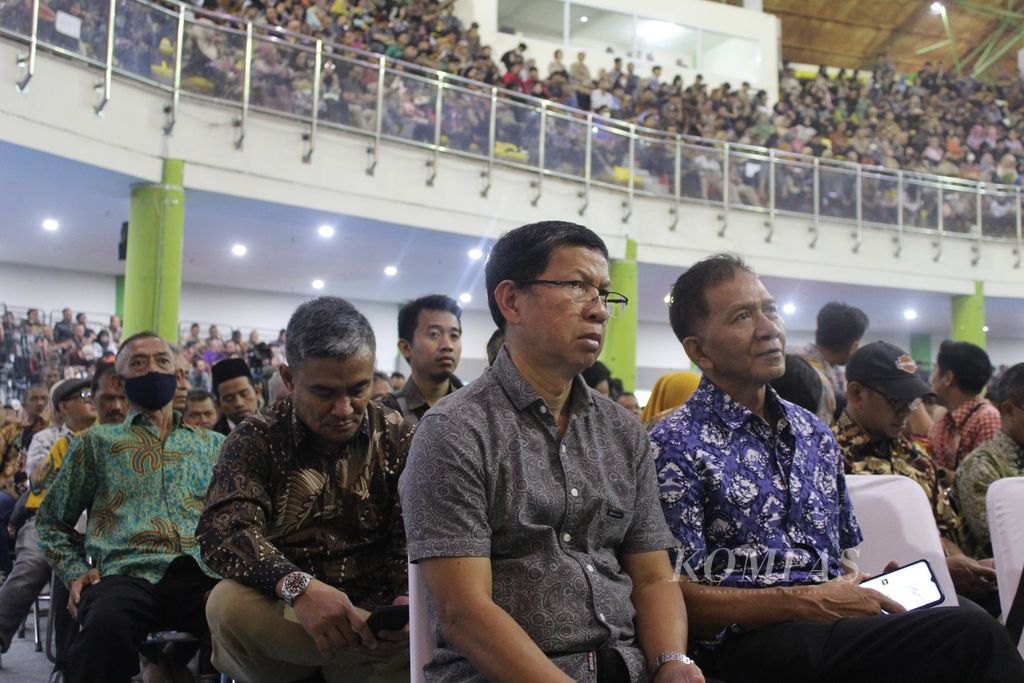 Ribuan petugas Kelompok Penyelenggara Pemungutan Suara menyaksikan pelantikan KPPS di pusat kegiatan olahraga Sport Jabar Arcamanik, Kota Bandung, Jawa Barat, Kamis (25/1/2024).