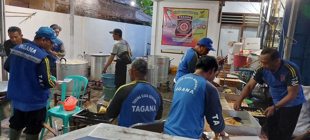 Suasana dapur umum di Posko Tagana Kabupaten Banyuwangi, Jawa Timur, Senin (17/10/2022). Banyuwangi dilanda banjir dan mengakibatkan 11 rumah warga rusak berat.