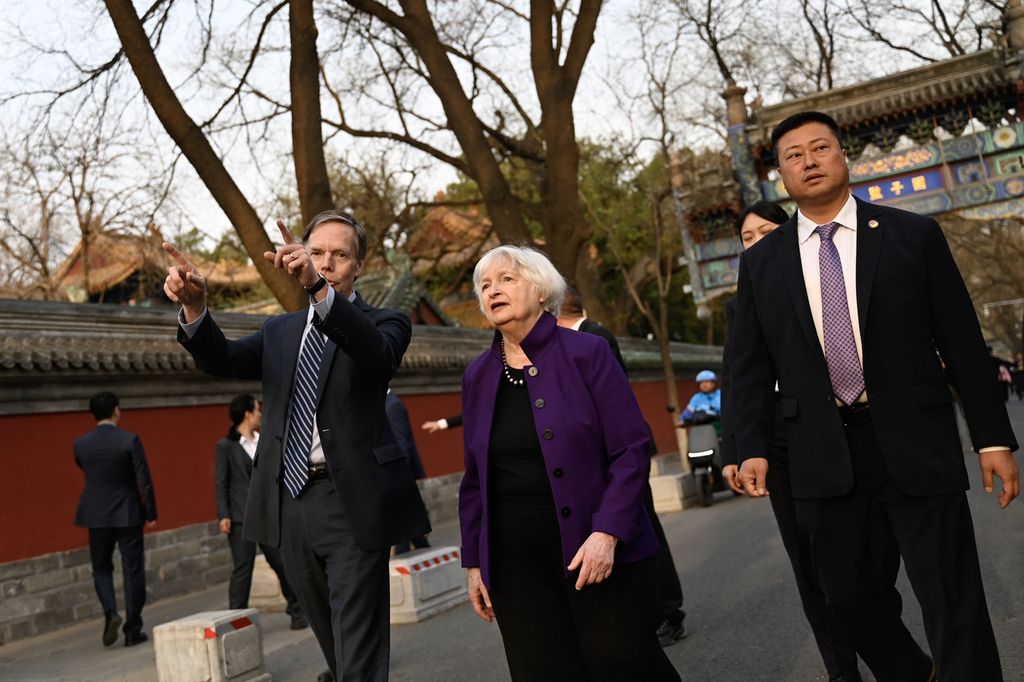 Menteri Keuangan Amerika Serikat Janet Yellen (tengah) dan Duta Besar AS untuk China Nicholas Burns (kiri) mengunjungi Guozijian Hutong di Beijing, 8 April 2024. 