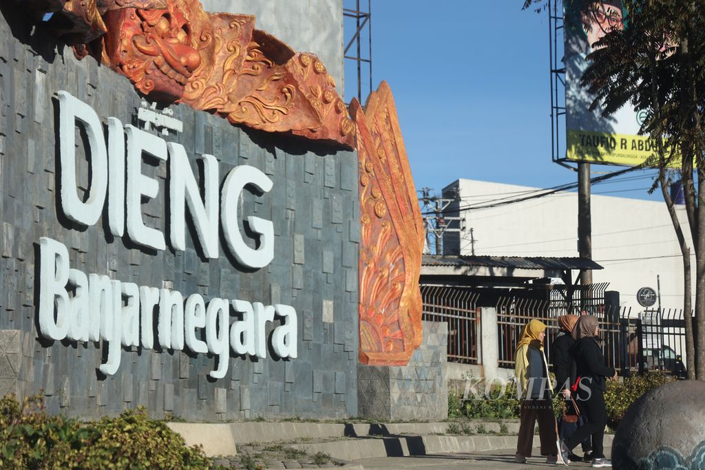 Wisatawan mengunjungi Desa Dieng Kulon di Kecamatan Batur, Banjarnegara, Jawa Tengah, Jumat (1/9/2023). 