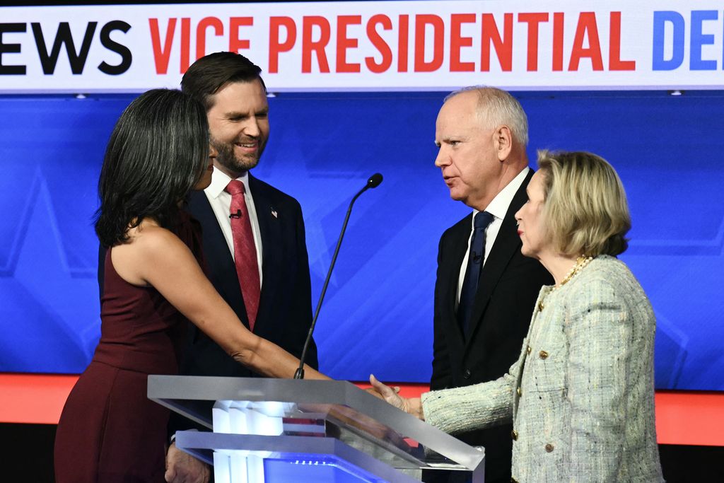 Calon wakil presiden Amerika Serikat dari Partai Republik, JD Vance (kedua dari kiri), dan istrinya, Usha Vance (kiri), beramah tamah dengan cawapres Partai Demokrat Tim Walz (kedua dari kanan) dan istrinya, Gwen Walz, seusai debat di CBS Broadcast Center, New York, AS, Selasa (1/10/2024). 