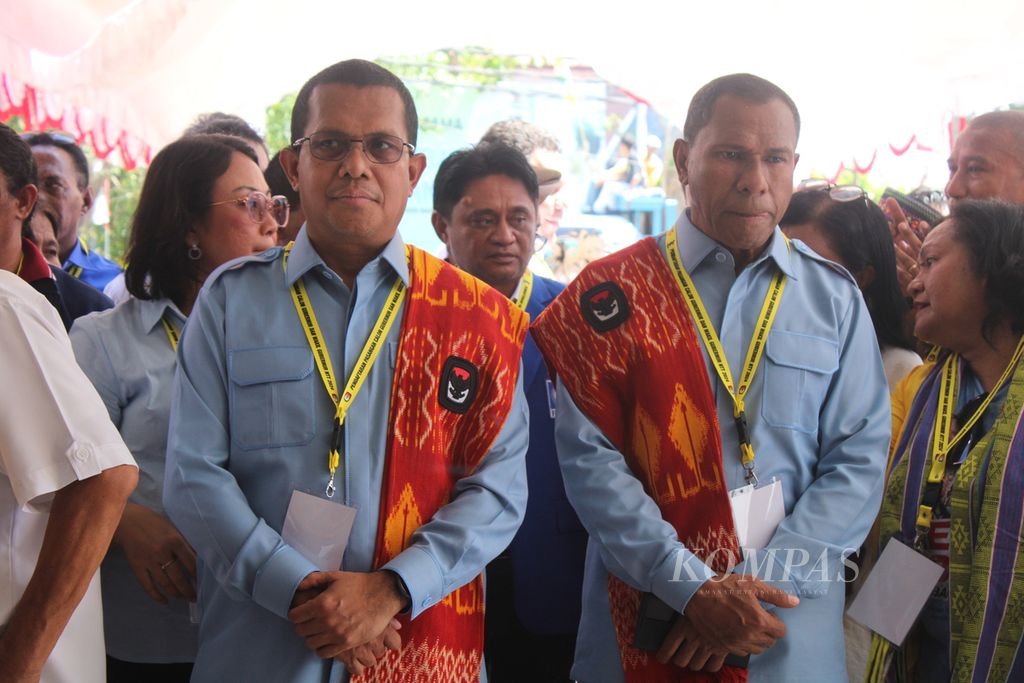 Bakal pasangan calon gubernur Nusa Tenggara Timur, Emanuel Melkiades Laka Lena-Johni Asadoma (kiri ke kanan), mendaftar ke KPU NTT pada Selasa (27/8/2024).