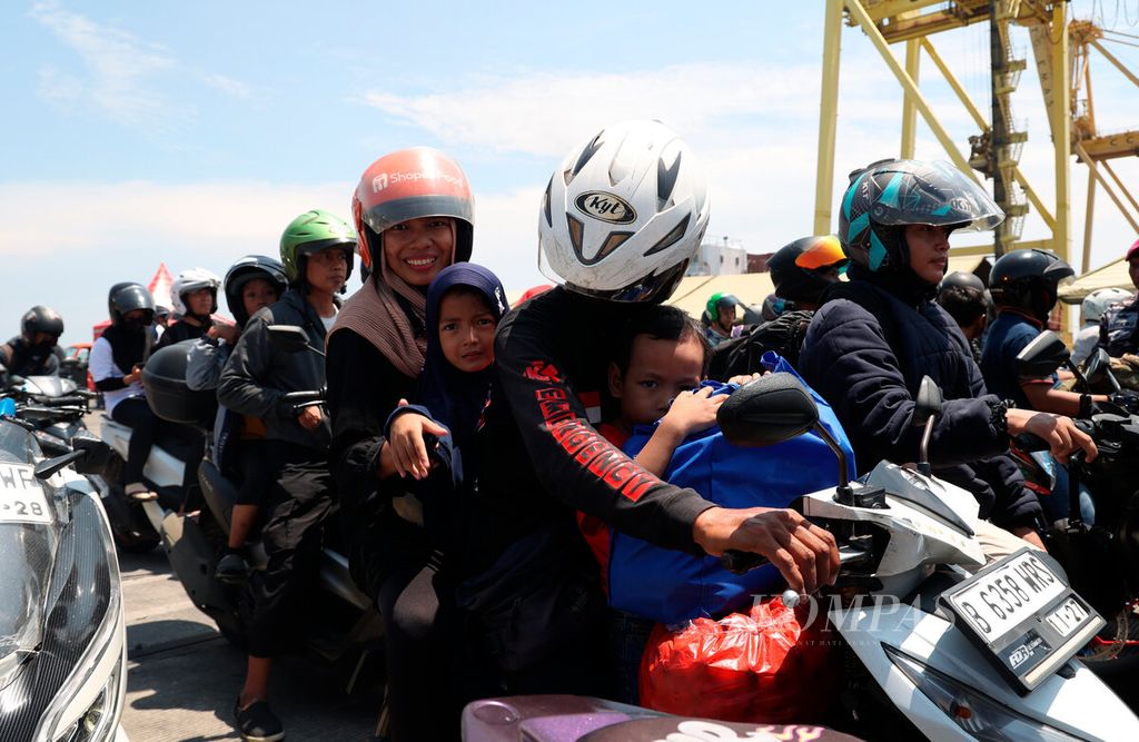 Satu keluarga dengan muatannya mengikuti program mudik gratis dengan KRI Banda Aceh yang berangkat dari Jakarta saat tiba di Pelabuhan Tanjung Emas, Kota Semarang, Jawa Tengah, Sabtu (6/4/2024). 