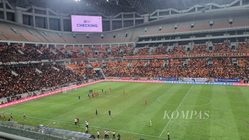 Layar digital di Jakarta International Stadium (JIS) menunjukkan notifikasi pengecekan VAR pada laga BRI Liga 1 2024-2024 antara Persija Jakarta kontra Barito Putera, Sabtu (10/9/2024). VAR memberikan penalti untuk Persija.