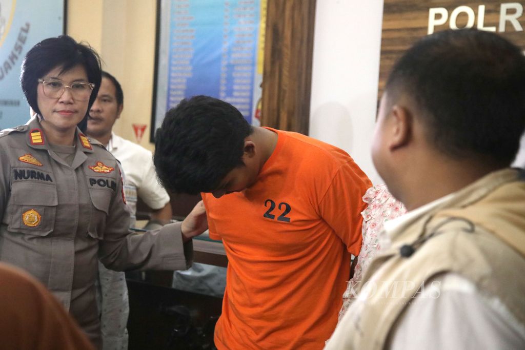 Police officers brought S (Shane Lukas Rotua Pangondian Lumbantoruan), one of the suspects in the violence against Cristalino David Ozora alias David at the South Jakarta Metro Police Headquarters, Friday (24/2/2023).