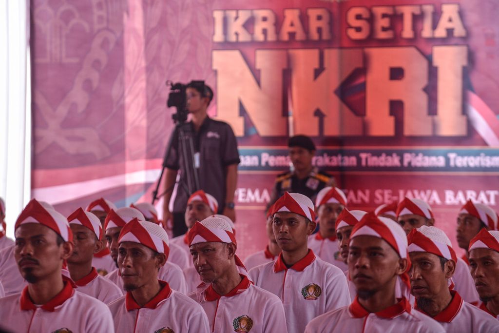 Tahanan kasus terorisme mendengarkan sambutan Kepala Kanwil Kemenkumham Jawa Barat Andika Dwi Prasetya di Lapas Narkotika Kelas IIA Gunung Sindur, Kabupaten Bogor, Kamis (1/6/2023).