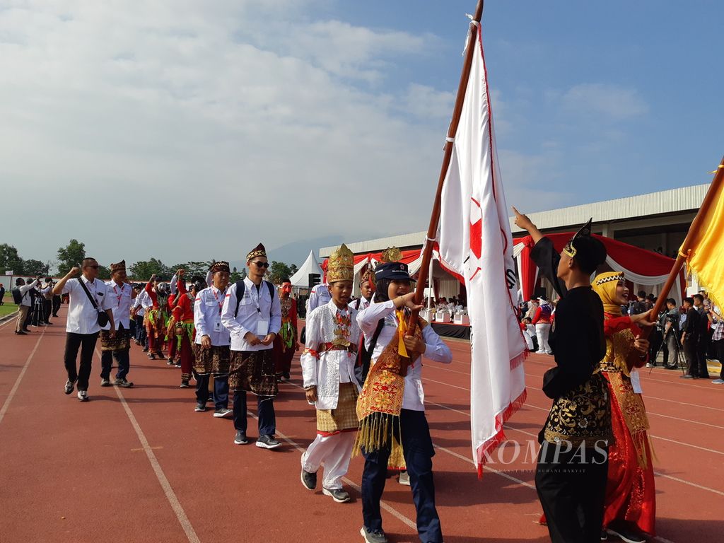 Parade dari setiap kontingen saat membuka acara Jumbara Nasional IX PMR 2023 di Kabupaten Lampung Selatan, Lampung, Selasa (4/7/2023).