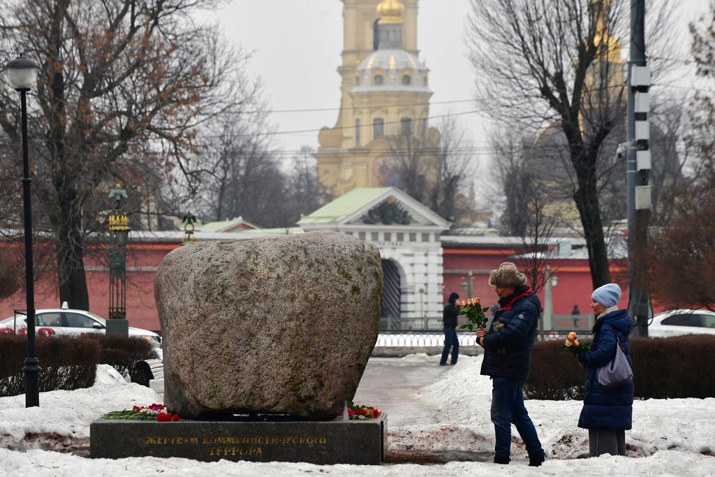 Warga meletakkan bunga di Monumen Peringatan Korban Represi Politik di Saint Petersburg, Rusia, untuk menghormati oposisi Rusia, Alexei Navalny, 24 Februari 2024, sembilan hari setelah kematiannya di penjara Arktik.