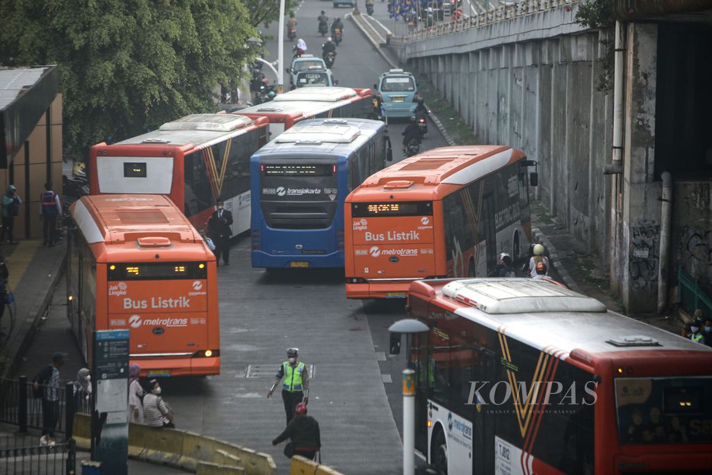 Sejumlah bus transjakarta bersiap mengangkut penumpang di Kawasan Stasiun Terpadu Tanah Abang, Jakarta, Selasa (8/11/2022). Dinamakan stasiun terpadu karena mengintegrasikan stasiun kereta berbagai transportasi umum lainnya, seperti ojek, bajaj, bus, taksi, dan angkutan kota. 