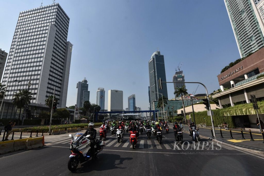 Para pengendara sepeda motor listrik mengikuti konvoi sepeda motor listrik dalam pameran dan parade kendaraan bermotor listrik di Jalan MH Thamrin, Jakarta, Sabtu (31/8/2019). 