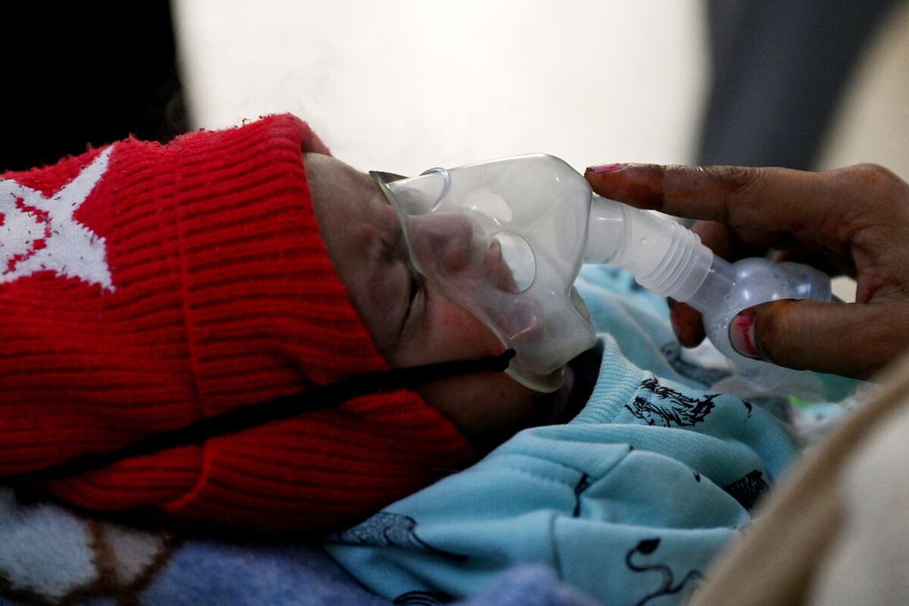 Ilustrasi. Bayi berusia satu bulan bernapas dengan bantuan nebuliser di bangsal darurat rumah sakit anak Chacha Nehru Bal Chikitsalaya di New Delhi, India, Selasa (7/11/2023). 