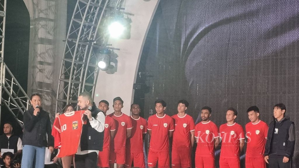 CEO Erspo Muhammad Sadad menunjukkan jersei timnas Indonesia tahun 1981 yang menjadi inspirasi desain jersei kreasi Erspo pada acara peluncuran kostum timnas Indonesia, Senin (18/3/2024), di Jakarta.