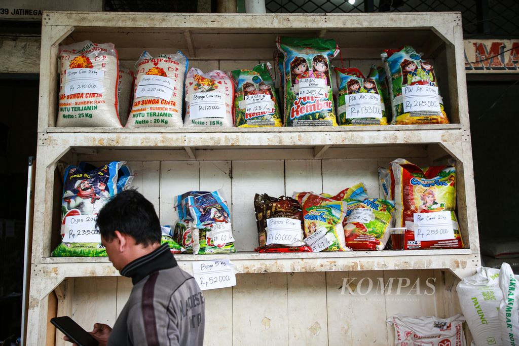 Berbagai jenis beras dan harganya dipajang di rak untuk memudahkan calon pembeli di pasar induk beras Cipinang, Jakarta Timur, Kamis (!5/12/2022). 