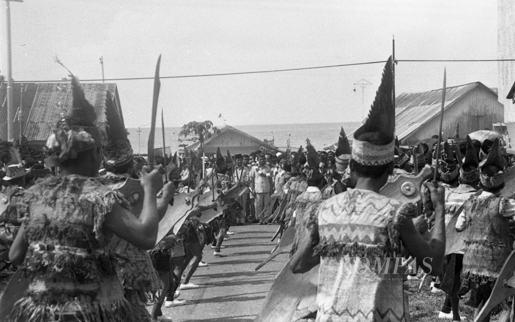 Kampanye Pemilu 1977. Kedatangan Menteri Perhubungan Emil Salim dan Menteri Perdagangan Radius Prawiro di Kupang untuk membuka Lokakarya Pemasaran Ternak Kasus NTT tanggal 16 Maret 1977 rupanya benar-benar dimanfaatkan untuk kampanye oleh Golkar DPD Nusa Tenggara Timur.