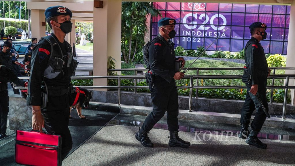 Police Mobile Brigade officers sterilize the accommodation for state guests and delegates of the G20 Summit in Nusa Dua, Bali, on Saturday (12/11/2022).