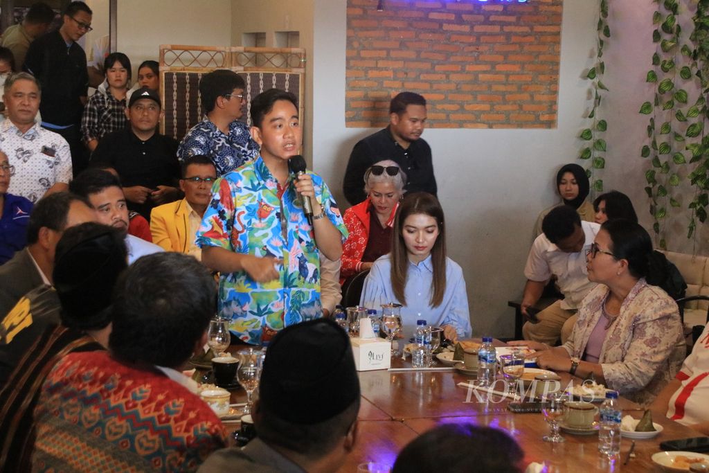 Calon wakil presiden Gibran Rakabuming Raka berbincang dengan tokoh masyarakat saat berkunjung ke Kabupaten Humbang Hasundutan, Sumatera Utara, Sabtu (18/11/2023). 